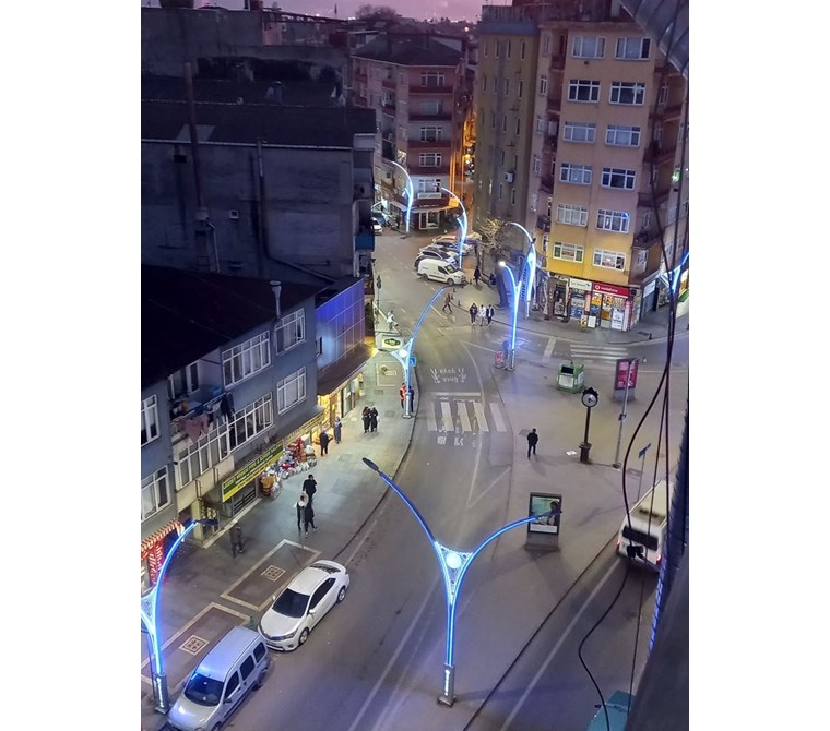 İZMİT ÇARŞI İÇİNDE DENİZ MANZARALI ŞÖMİNELİ YENİLENMİŞ 4+1 FERAH DAİRE