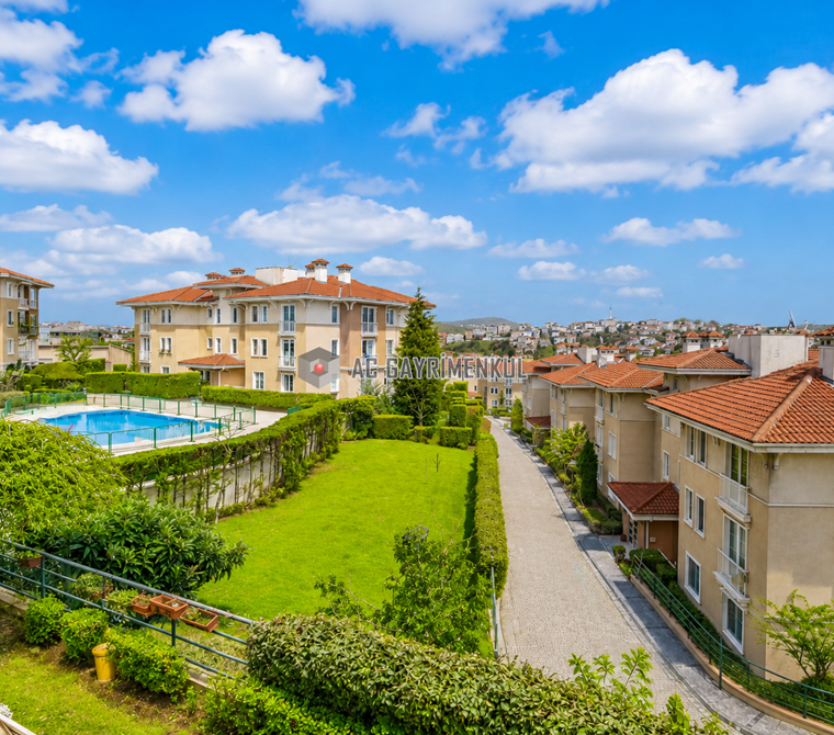 Well-Maintained and Spacious 4.5+1 Residence with Expansive Private Garden forSale in Eston Kandilli