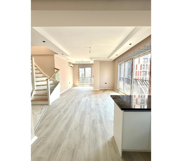 Bostancıda sıfır binada 4+2 satılık dubleks daire.