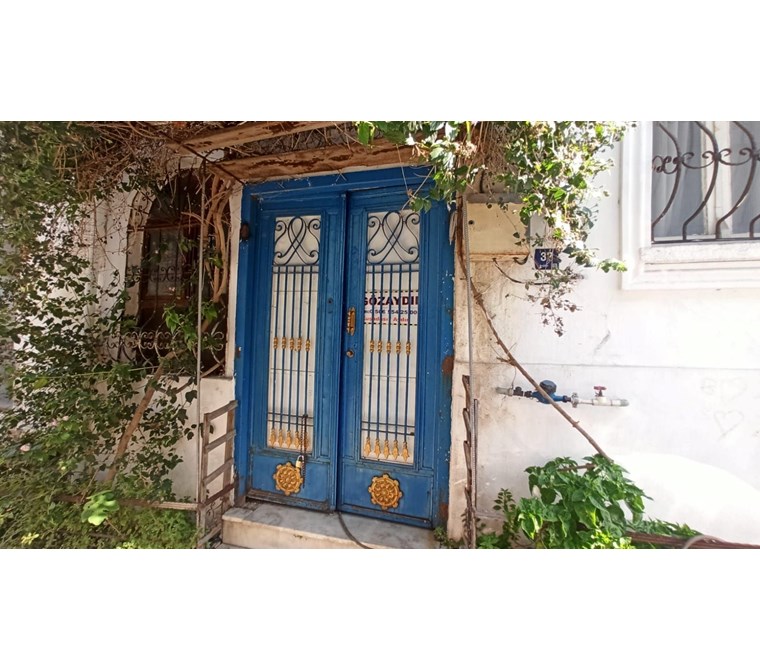 KUŞADASI CAMİATİK MAHALESİNDE SATILIK BÖLGENİN RUHUNA UYGUN BİNA