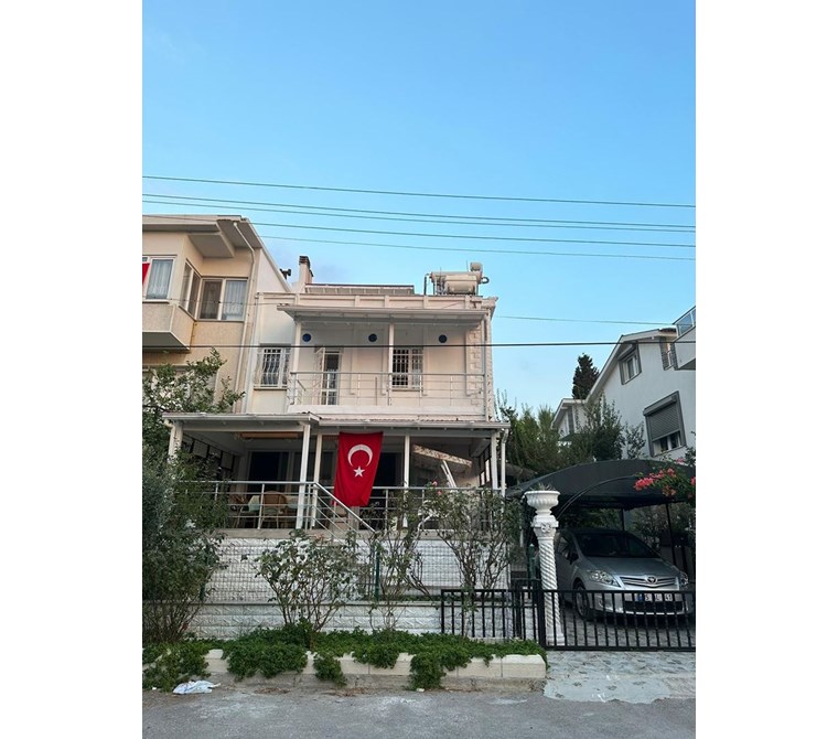 Urla İskele Mahallesi'nde Bahçeli Otoparklı Satılık Dubleks