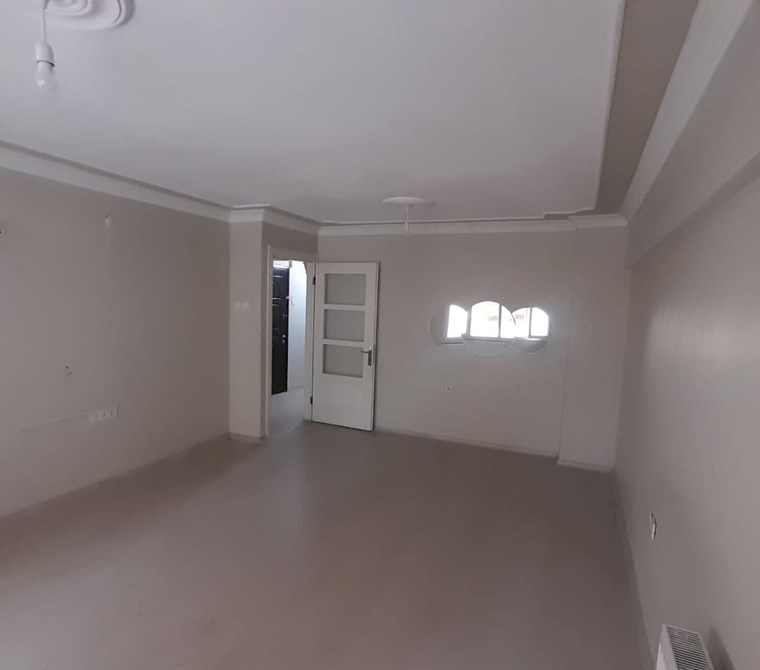 Karşıyaka Alaybey Çarşı’da, Merkezi Konumda Kiralık 3+1 Temiz Daire