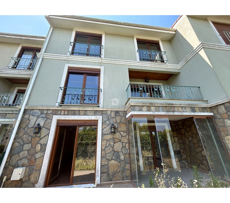 Bahçeşehir Banu Evlerinde Satılık 4,5+2 İnci Tipi Villa