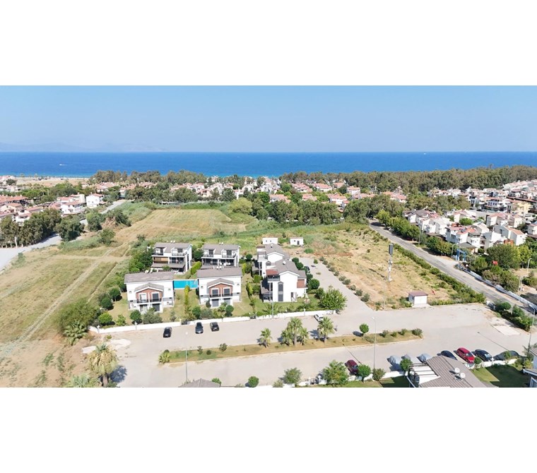 DENİZE YAKIN SİTE İÇERİSİNDE 4+1 KÖŞE TRİPLEKS VİLLA