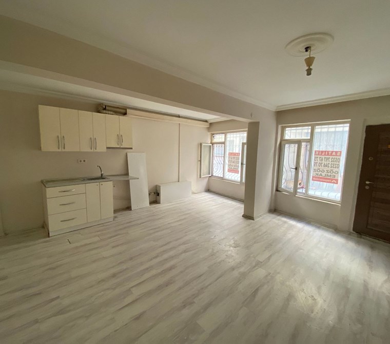Göztepe'de Caddeye Yakın Müstakil Girişli 1+1 Satılık Daire