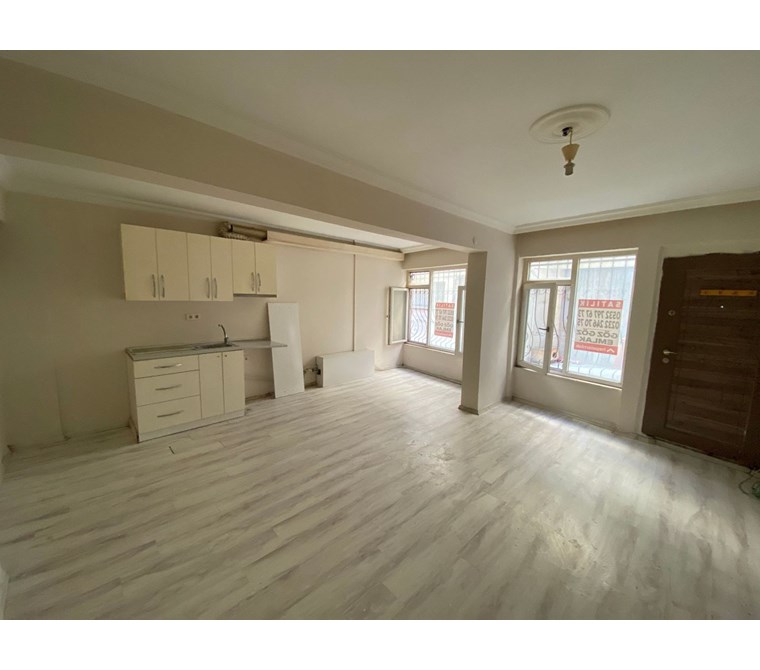 Göztepe'de Caddeye Yakın Müstakil Girişli 1+1 Satılık Daire