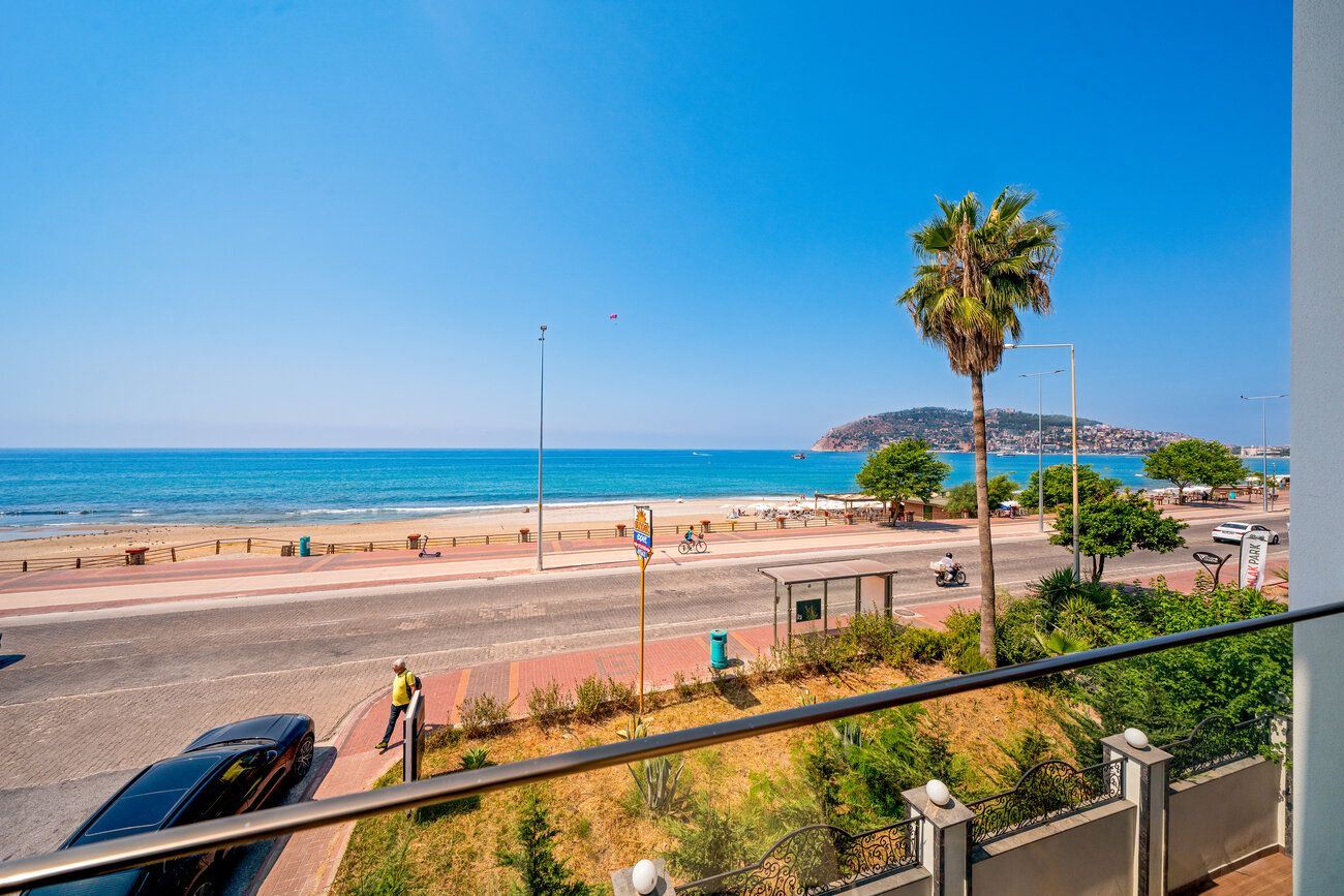 FULLY FURNISHED 3+1 SEAFRONT APARTMENT FOR SALE WITH SEA VIEW IN ALANYA CENTER
