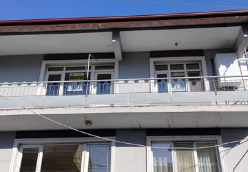 ALTIN EMLAK'TAN GÜLTEPE'DE DENİZ MANZARALI BAKIMLI KİRALIK DAİRE