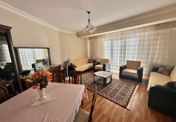Bağlarbaşı Derya Sokak'ta 3+1 120m2 Balkonlu Asansörlü Daire