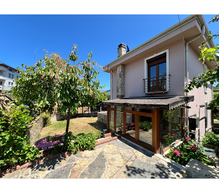 Kilyos Merkez'de Köşe Konumda Tam Müstakil 6+1 Satılık Villa