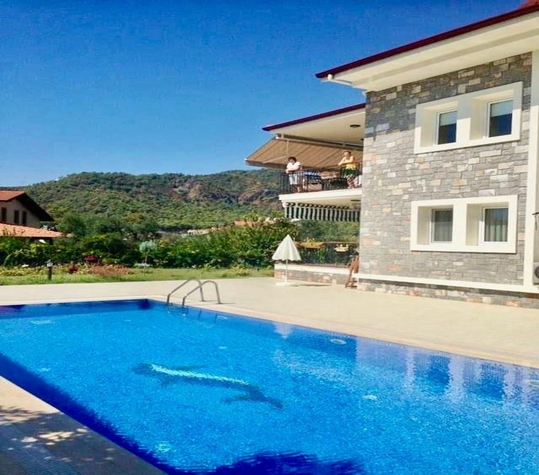 Göcek Marina’ya Yürüme Mesafesinde – Taş Cepheli 4+1 Lüks Dubleks Daire – Ortak Havuzlu