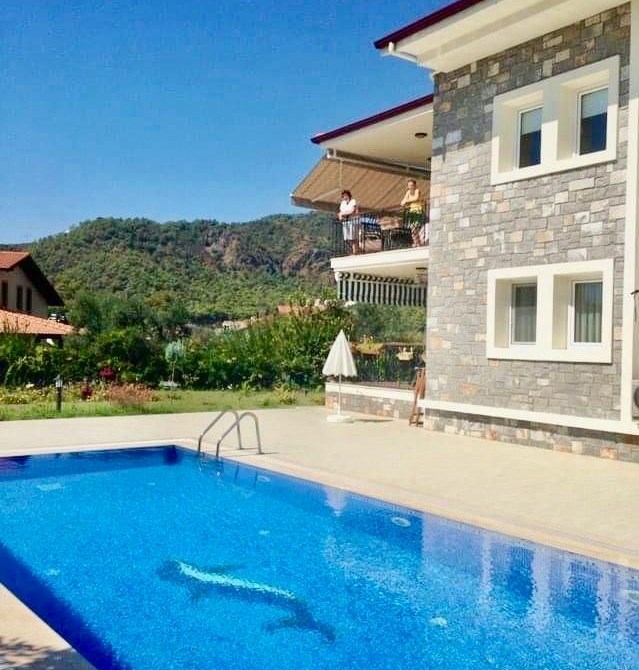 Göcek Marina’ya Yürüme Mesafesinde – Taş Cepheli 4+1 Lüks Dubleks Daire – Ortak Havuzlu