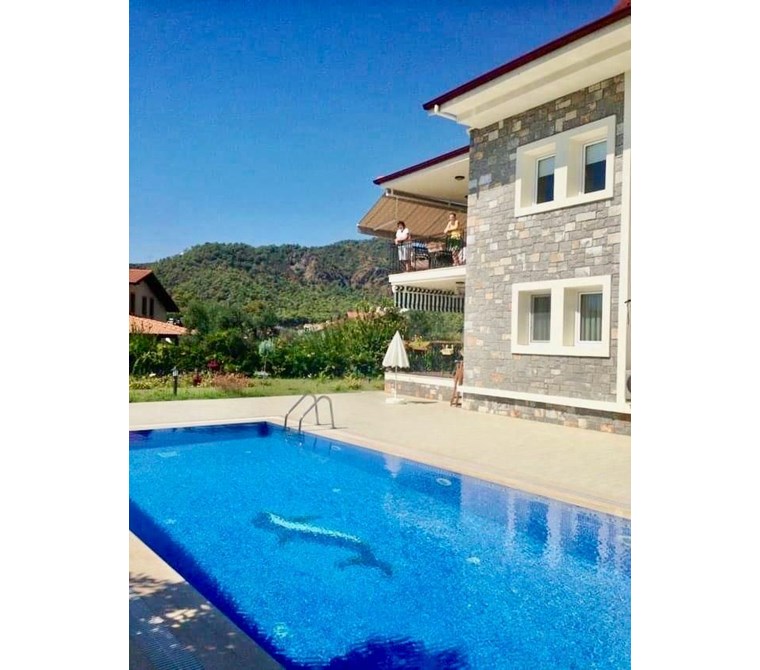 Göcek Marina’ya Yürüme Mesafesinde – Taş Cepheli 4+1 Lüks Dubleks Daire – Ortak Havuzlu