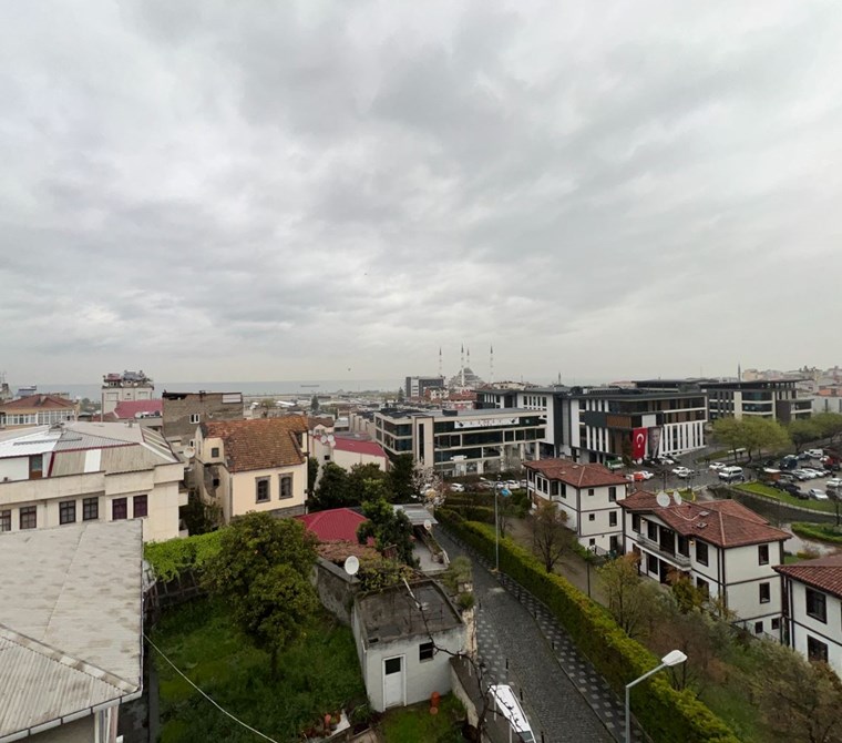 TRABZON GÜLBAHARHATUN MAH.ORTAHİSAR BELEDİYESİ KARŞISI 2+1 ÇATI KATI