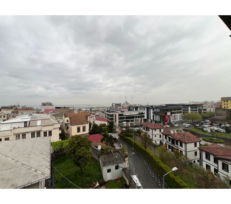 TRABZON GÜLBAHARHATUN MAH.ORTAHİSAR BELEDİYESİ KARŞISI 2+1 ÇATI KATI