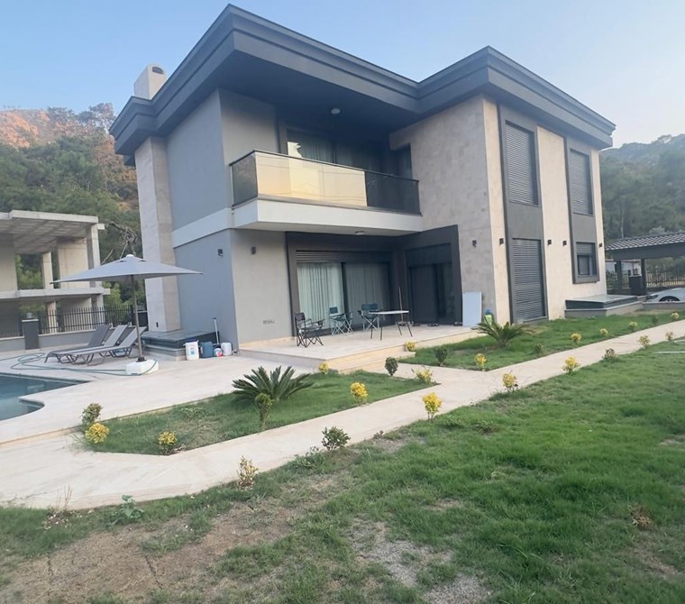 İçmeler'de Deniz Yakını, 570m² Arsa İçinde, Havuzlu 5+2 Villa
