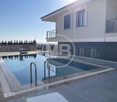DİDİM HİSAR MAHALLESİ'NDE HAVUZLU SİTEDE - DENİZ MANZARALI 3+1 VİLLA