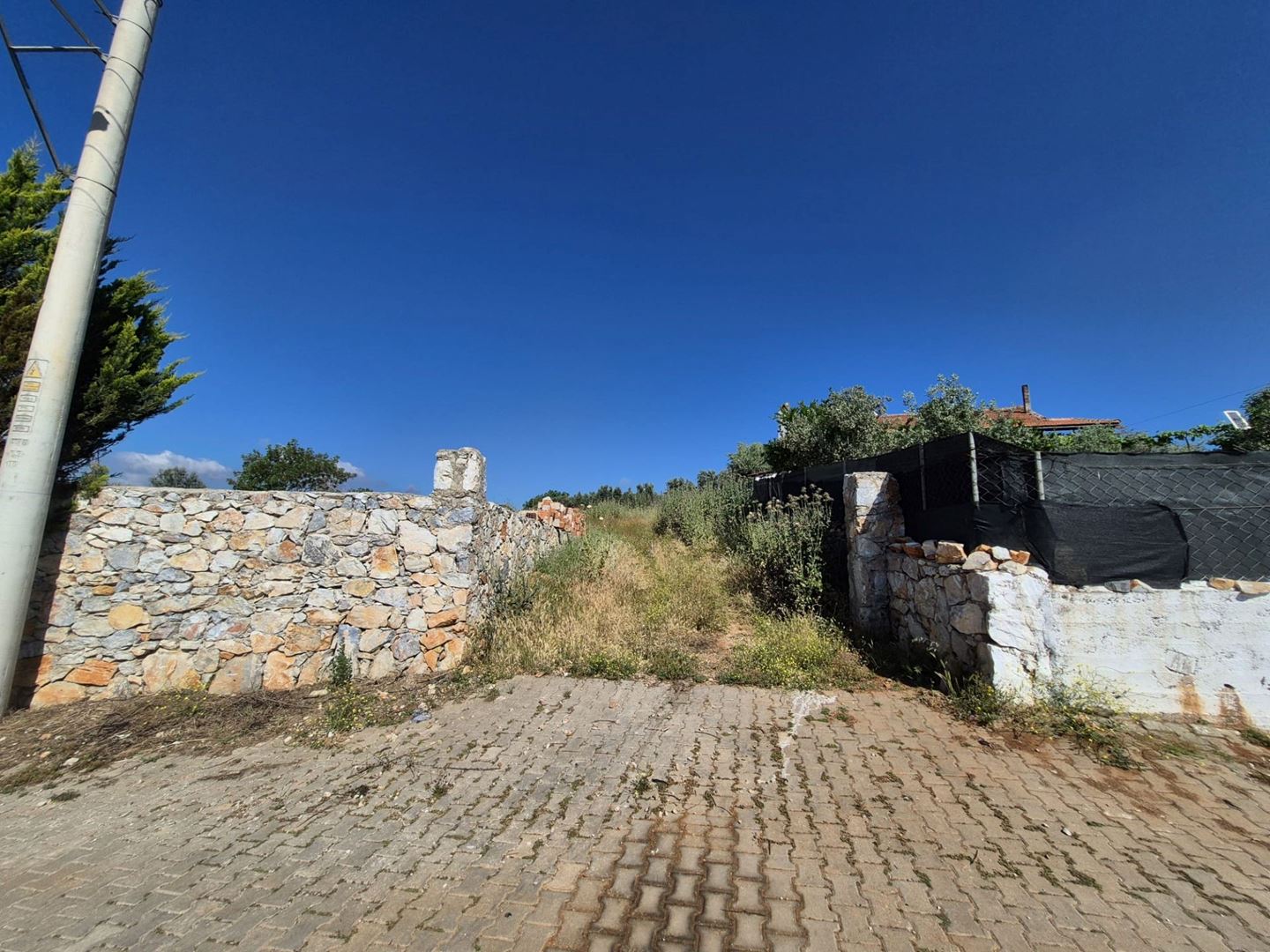Menderes Çakaltepe Köy İçi Konut imarlı Taş Duvarlı 980m² Arsa