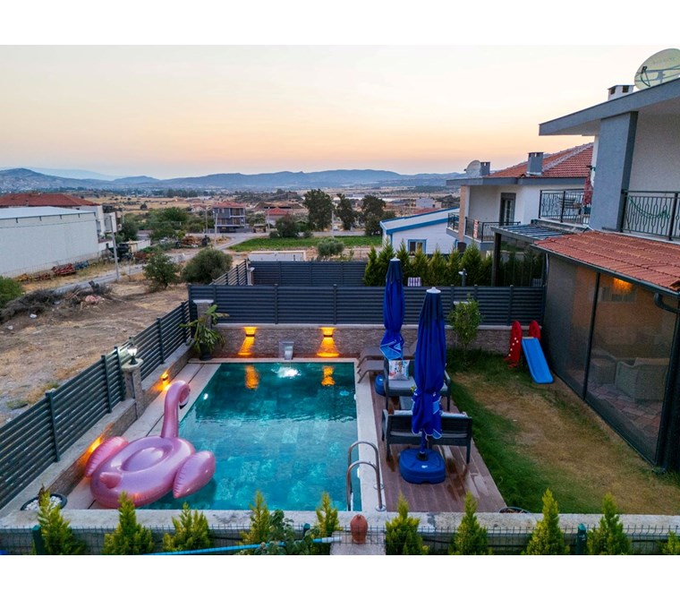 Foça da Havuzlu ve Şömineli Full Eşyalı Satılık Villa