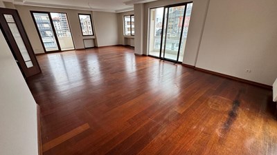 Göztepe Tanzimat Sokak Köşe Binada Katta Tek 4+1