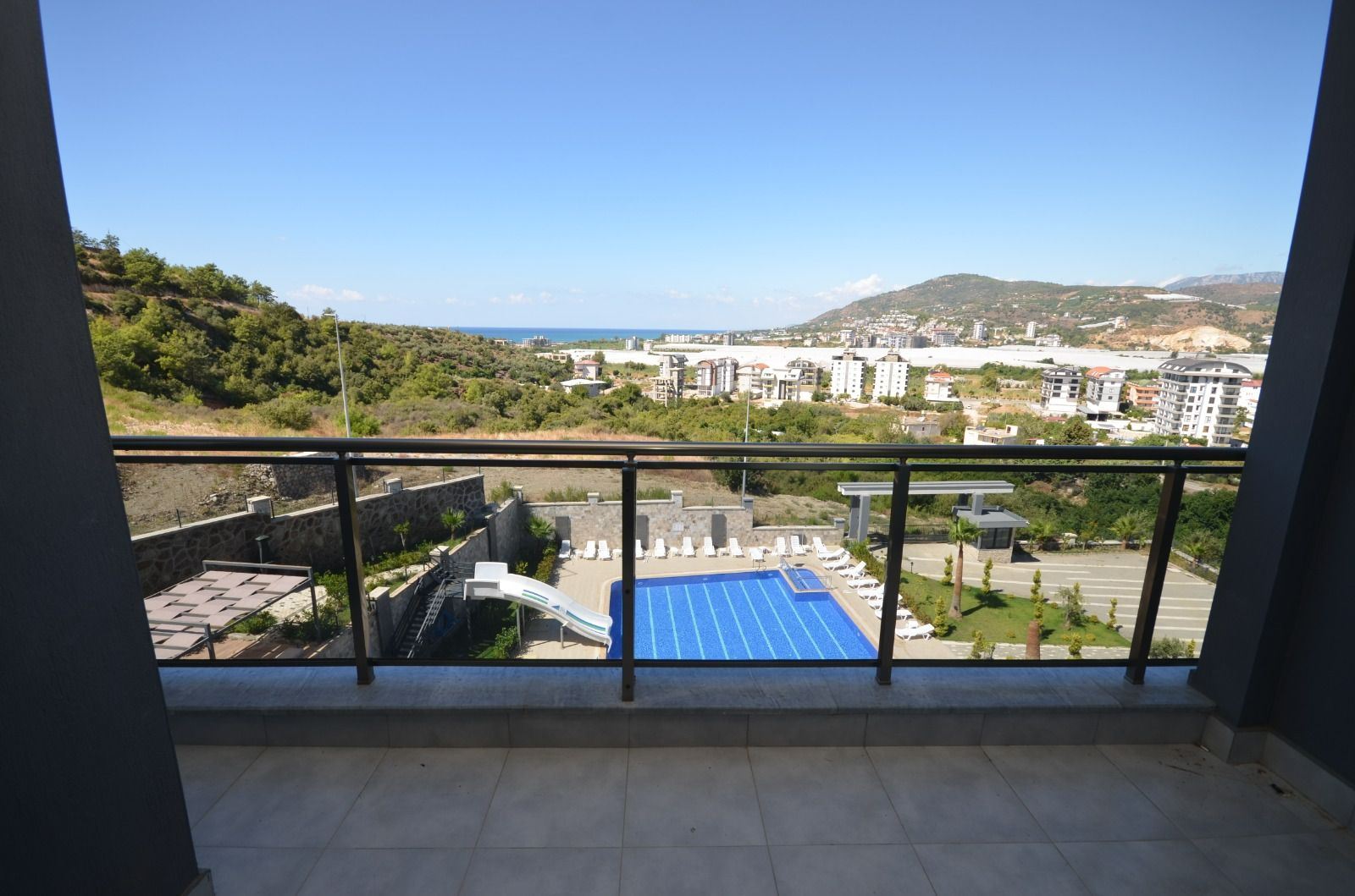 ALANYA DEMİRTAŞ’TA DENİZ VE HAVUZ MANZARALI EŞYALI 1+1 DAİRE