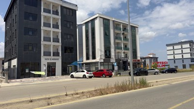 TEKİRDAĞ YENİ B.ŞEHİR BELEDİYE YANINDA CADDE ÜZERİNDE KİRALIK OFİS