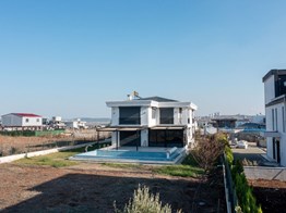 ESRA AKKAYA'DAN BAYRAMHACILI DA GÖL MANZARALI LÜKS SATILI VİLLA