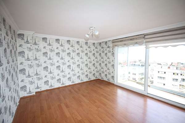 MIZRAKLI CADDESİNDE DENİZ MANZARALI FERAH DAİRE