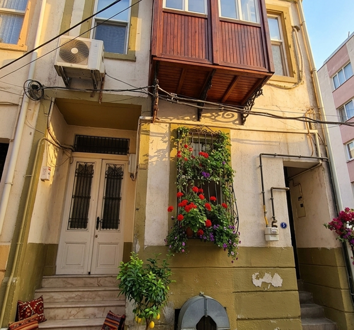 Karataş Küçükyalı Asansör Yakını Kiralık Tarihi Köşk-Konak