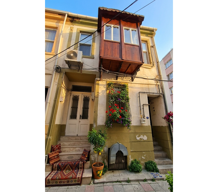 Karataş Küçükyalı Asansör Yakını Kiralık Tarihi Köşk-Konak