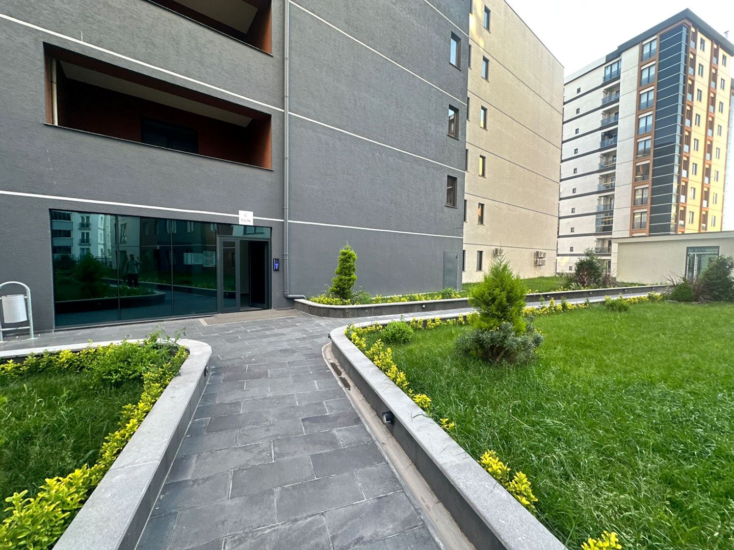 ŞENER GYD'DEN AYDINLI'NIN EN İYi CADDESİNDE OFİS