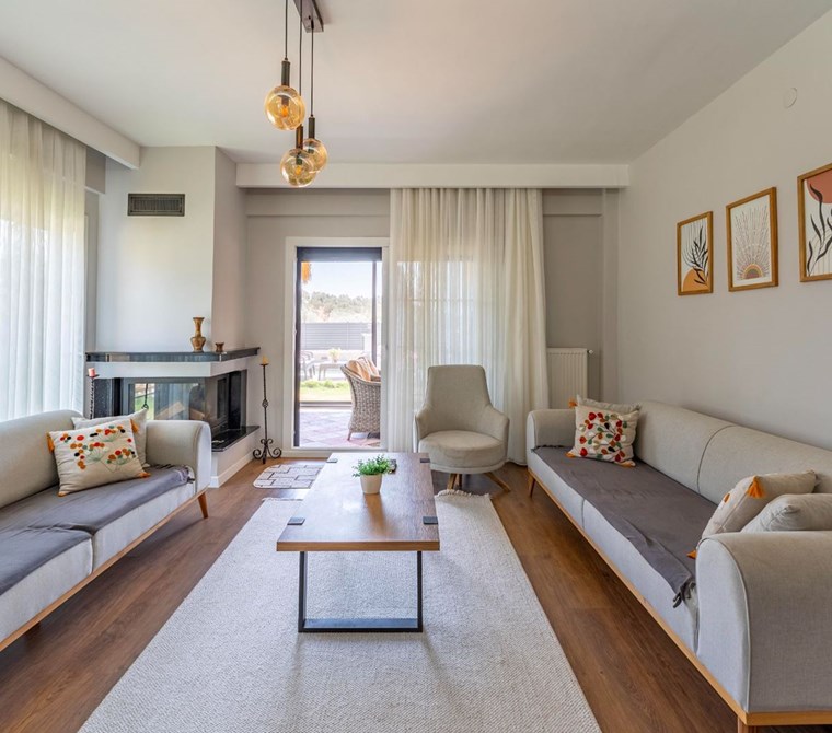 Foça da Havuzlu ve Şömineli Full Eşyalı Satılık Villa