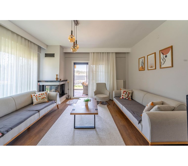 Foça da Havuzlu ve Şömineli Full Eşyalı Satılık Villa