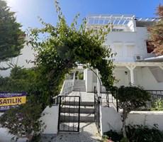 BODRUM AKYARLAR’DA ÖZEL PLAJLI PRESTİJLİ TEK SİTESİNDE MANZARALI 3+1 VİLLA