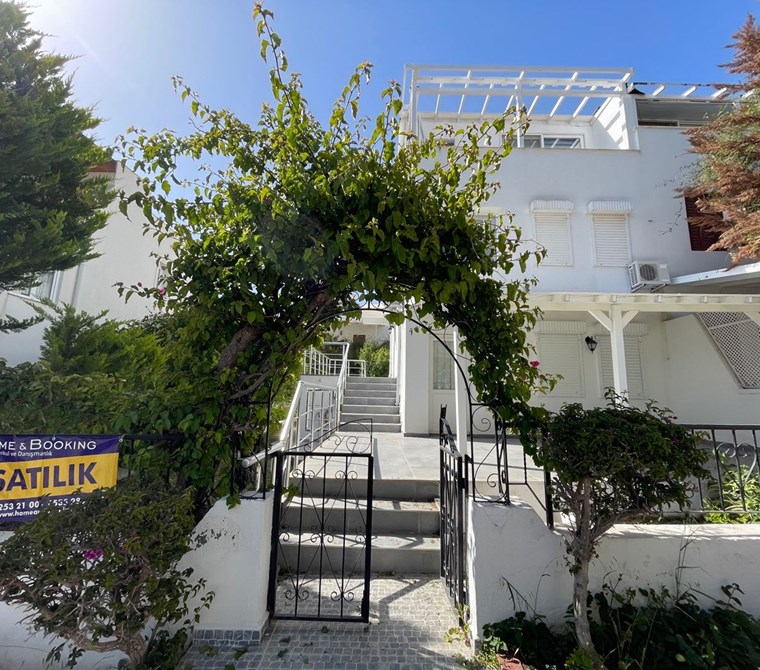 BODRUM AKYARLAR’DA ÖZEL PLAJLI PRESTİJLİ SİTEDE TAM DONANIMLI 3+1 VİLLA