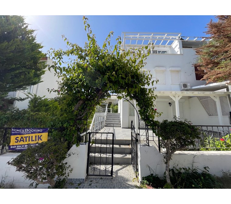 BODRUM AKYARLAR’DA ÖZEL PLAJLI PRESTİJLİ SİTEDE TAM DONANIMLI 3+1 VİLLA