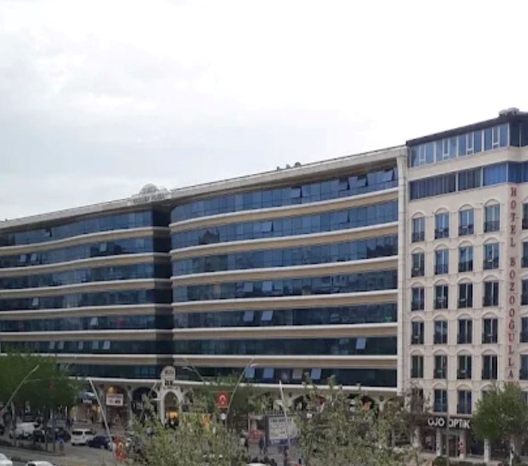 EMLAK 72 ' DEN GOLDEN PLAZA' DA KİRALIK OFİS