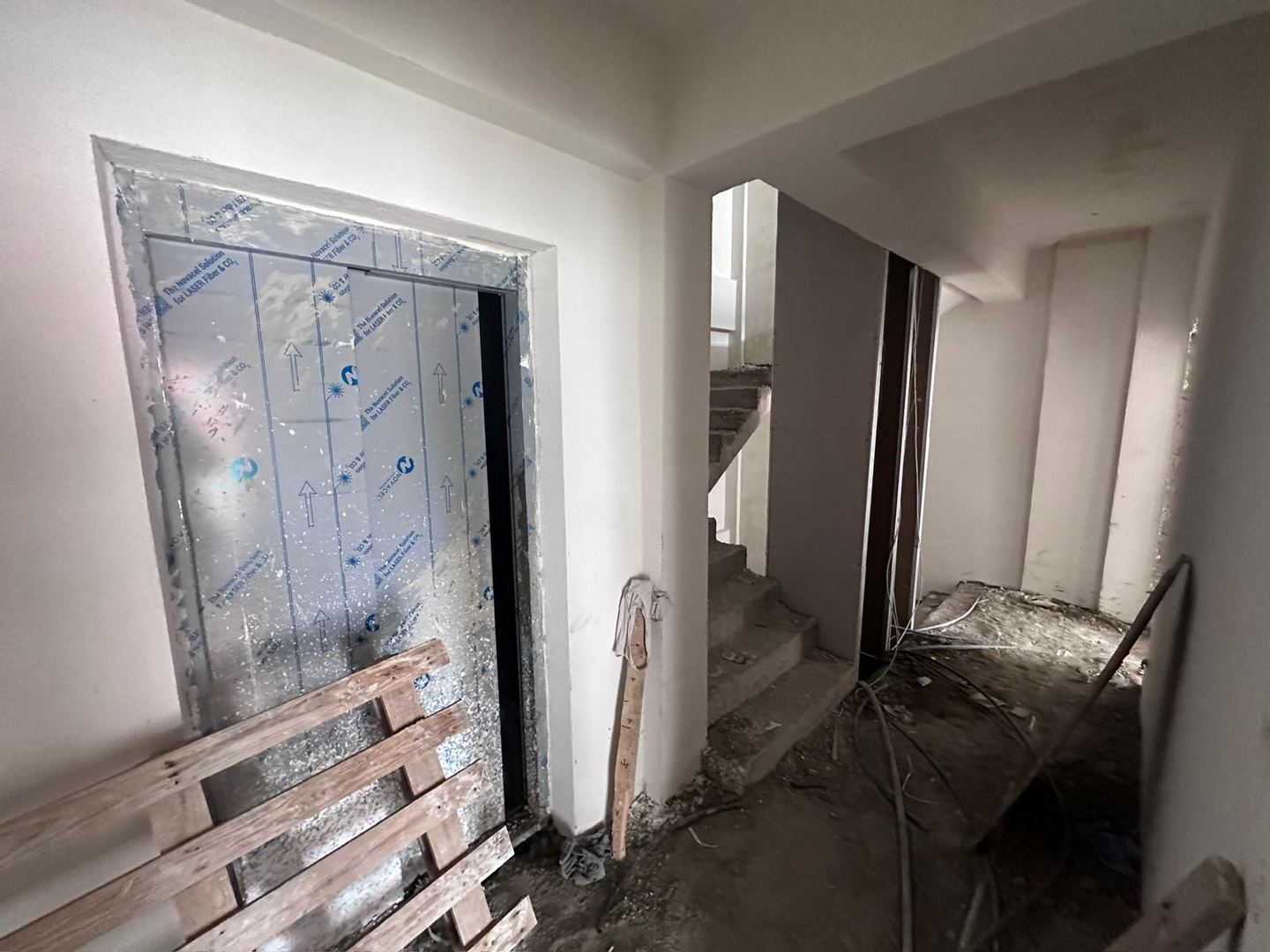 ŞENER GYD'DEN ÇAYIROVA MERKEZİ KONUMDA 3+1 SATILIK DAİRE