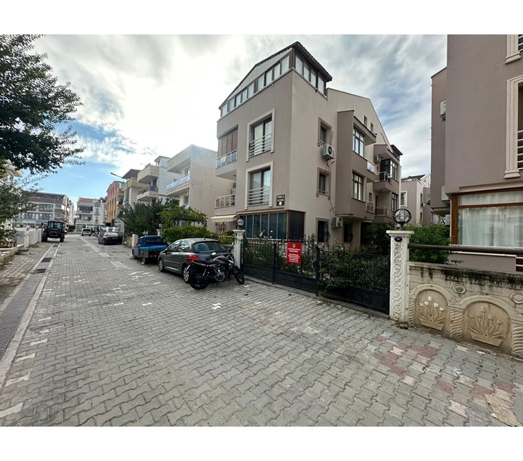 ÇANDARLIDA DENİZE 350 m MESAFEDE BAHÇE KULLANIMLI SATILIK 1+1