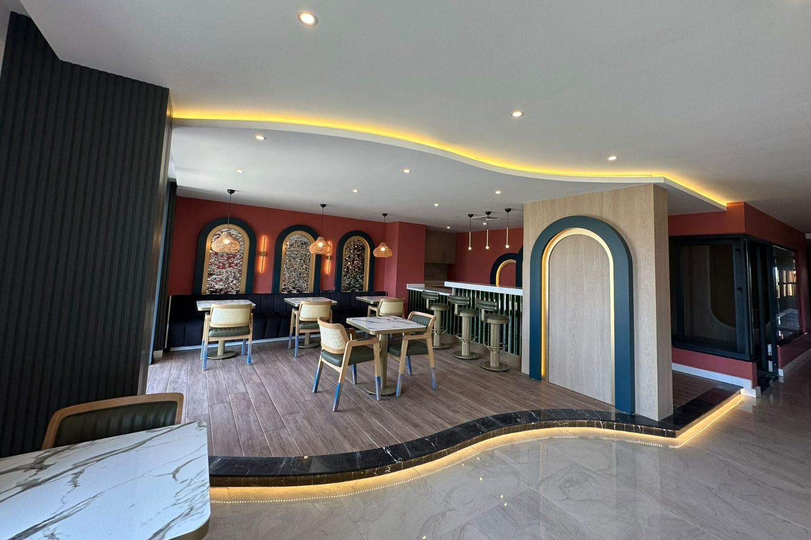 ALANYA DEMİRTAŞ’TA DENİZ VE HAVUZ MANZARALI EŞYALI 1+1 DAİRE