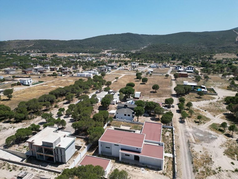 İzmir Menderes Küner'de Natamam Müstakil Ev ve 2000m2 Arsa