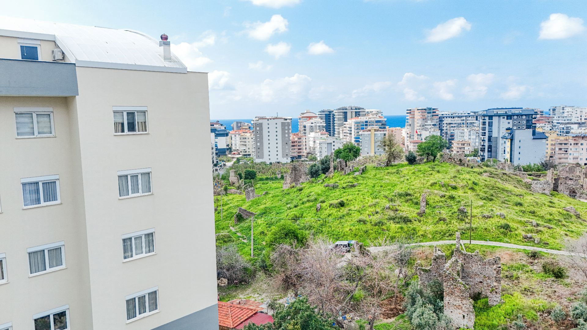 ALANYA MAHMUTLAR’DA DENİZE 600 M LÜKS EŞYALI 2+1 DAİRE