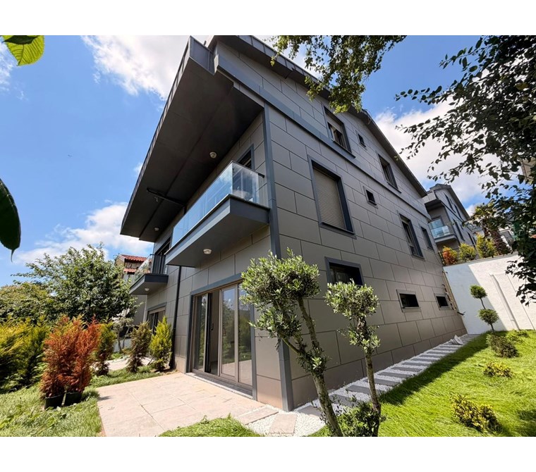 ZEKERİYAKÖY MERKEZE YAKIN YENİ BUTİK SİTEDE SATILIK İKİZ VİLLA
