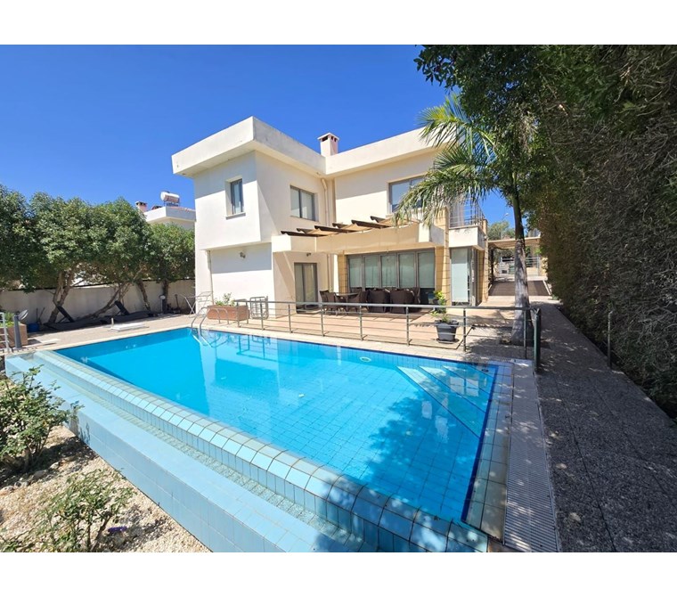 Girne / Yeşiltepe'de vadi yanında yarım dönüme yakın tam müstakil bahçeli ve özel yüzme havuzlu