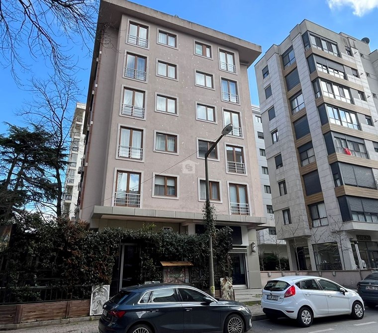 Kadıköy Kozyatağında Merkezi lokasyonda genç binada ara kat 2+1 kiralık daire