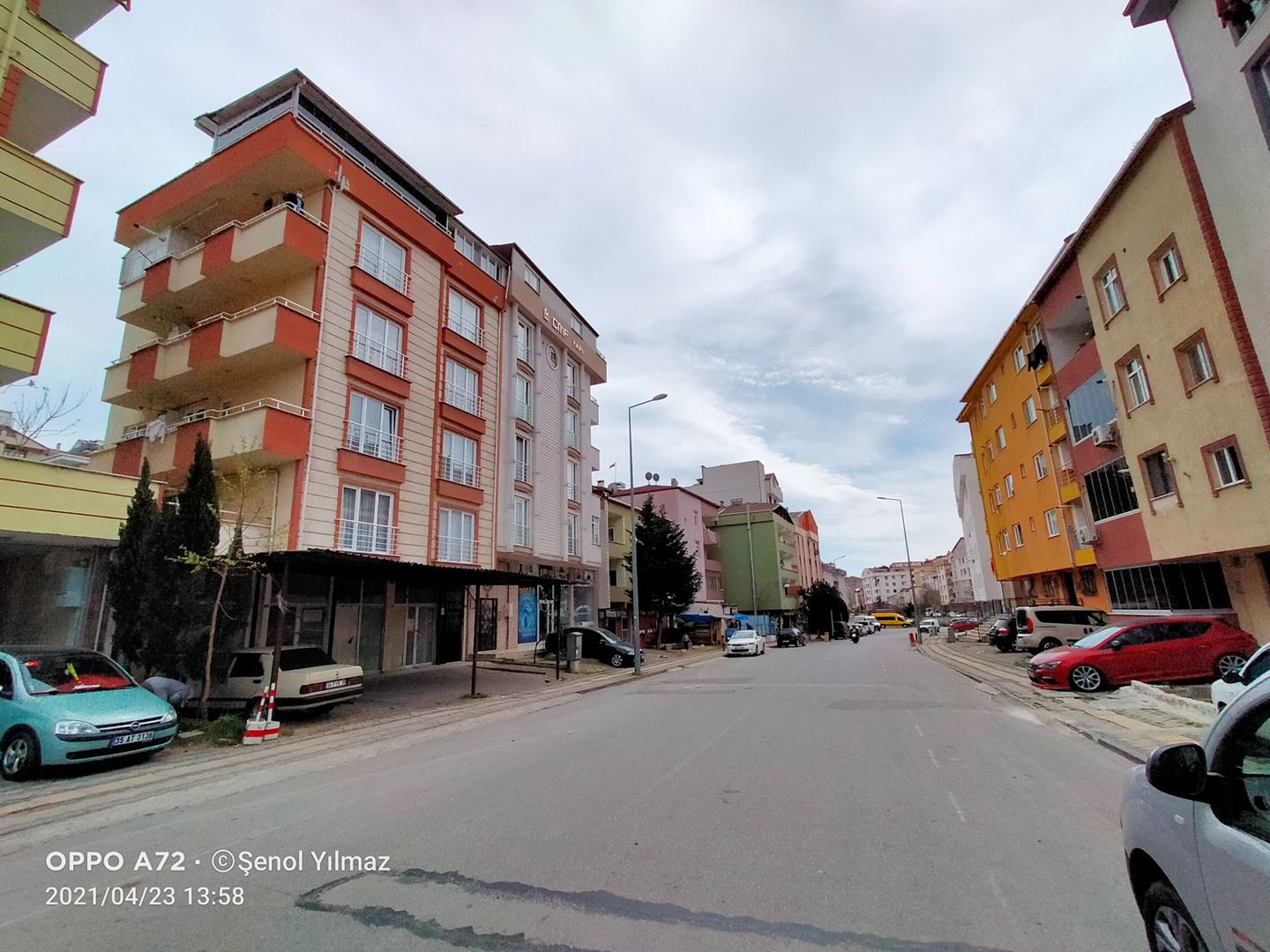 ŞENER GYD'DEN ÇAYIROVA'DA CADDE ÜSTÜ FERAH SATILIK 2+1 DAİRE