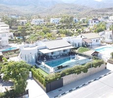 Girne Alsancak'ta harika lokasyonda hem dağ hem de deniz manzaralı SATILIK Özel yüzme havuzlu 4+1 ta