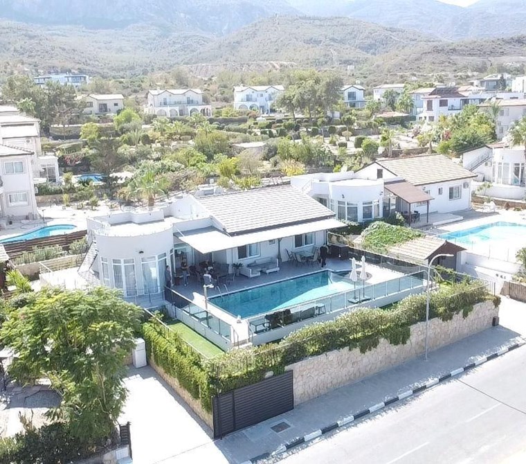 Girne Alsancak'ta harika lokasyonda hem dağ hem de deniz manzaralı SATILIK Özel yüzme havuzlu 4+1 ta