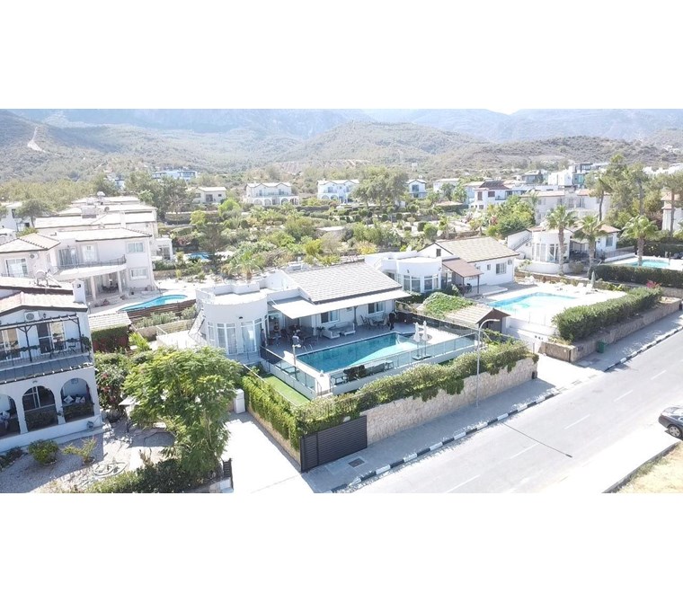 Girne Alsancak'ta harika lokasyonda hem dağ hem de deniz manzaralı SATILIK Özel yüzme havuzlu 4+1 ta