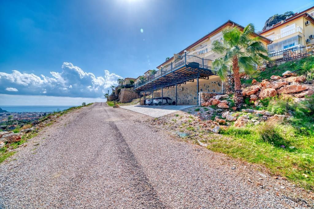 ALANYA TEPE’DE KAPANMAZ PANORAMİK DENİZ VE KALE MANZARALI LÜKS 3+1 DAİRE